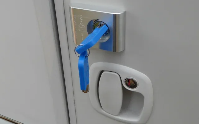 Cerradura de puertas delanteras perfiladas, puerta de célula, puertas de compartimientos de almacenamiento integrados para MB Sprinter IMC-Création